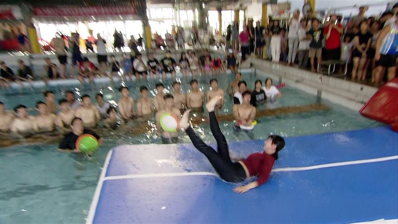 籃籃引圍觀（圖／民視提供）