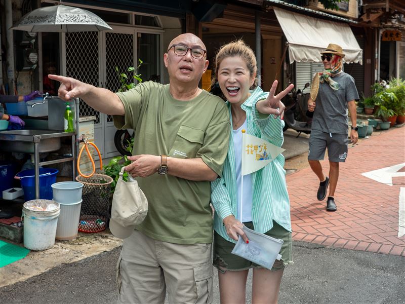 李燕（右）與鄧安寧一起錄製《花甲少年趣旅行》。（圖／KOCSKIN克麗詩黛提供）