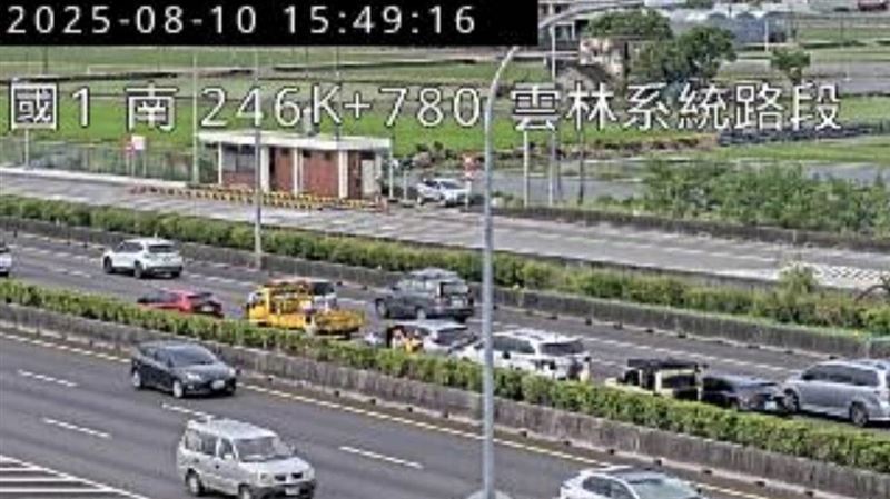 國道雲林段發生嚴重追撞。（圖／翻攝自國道即時畫面）