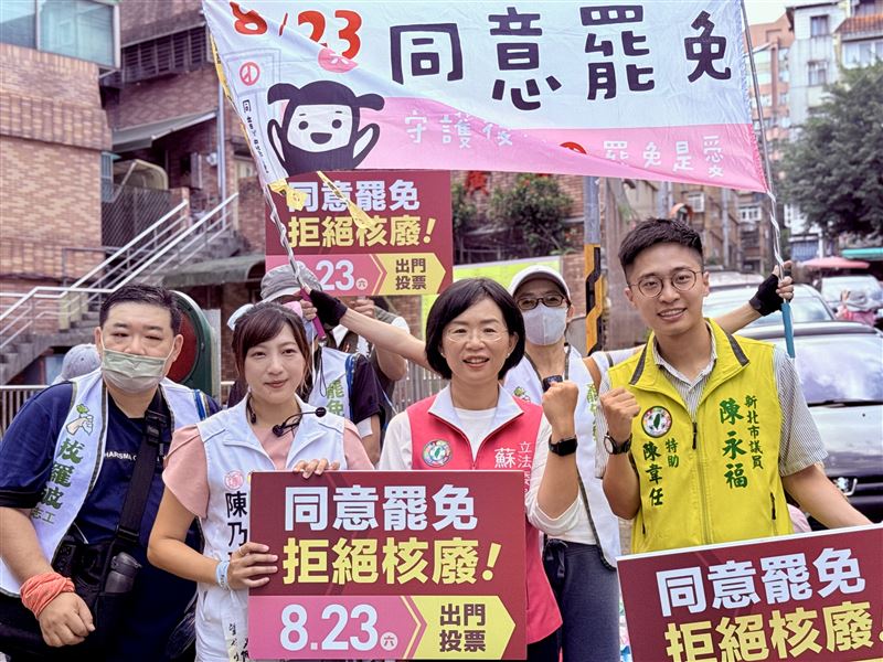 民進黨立委蘇巧慧、新北市議員陳乃瑜、新北市議員陳永福特助陳韋任上午陪同罷團「拔羅波」前往安坑掃市場。（圖／民進黨新北市黨部提供）