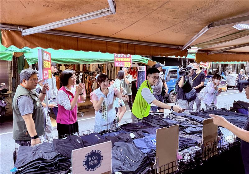 民進黨立委蘇巧慧、新北市議員陳乃瑜、新北市議員陳永福特助陳韋任上午陪同罷團「拔羅波」前往安坑掃市場。（圖／民進黨新北市黨部提供）