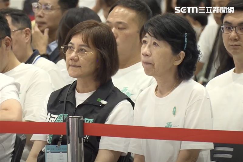 黃國昌致詞時,台下的陳佩琪不禁流淚,並站立向在場民眾鞠躬致意。(圖/翻攝畫面)