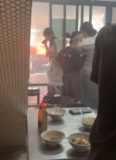 前台鍋爐起火，業者疏散顧客。（圖／翻攝自Threads）