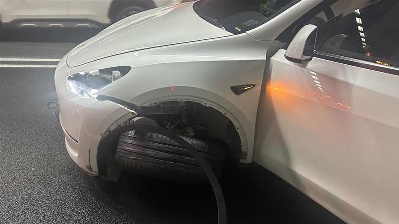 特斯拉駕駛疑似為了撿東西，雪隧內自撞。（圖／警方提供）