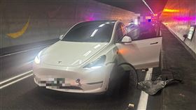 特斯拉「衝出車道」雪隧內撞牆　疑撿東西釀禍　圖／警方提供