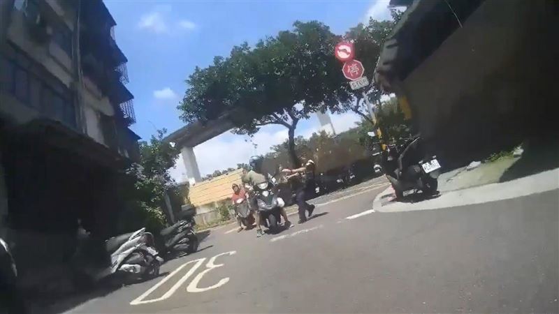 警方追捕逃逸移工。（圖／翻攝畫面）