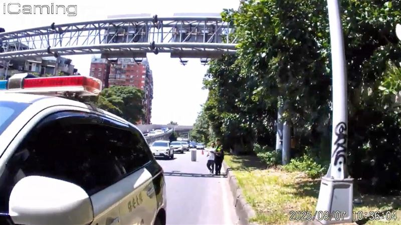 警方追捕逃逸移工。（圖／翻攝畫面）