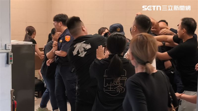 家屬們氣憤難耐,直接痛毆肇事司機。(圖/記者莊淇鈞攝)