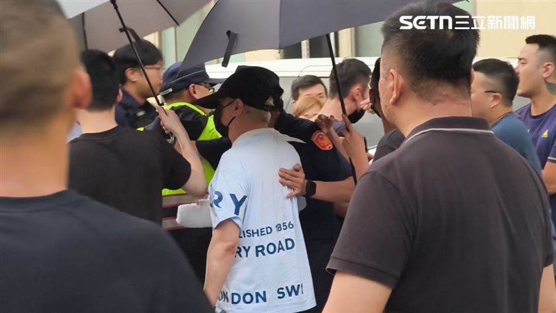 莊男疑為板橋區地方小角頭，無照超速的行為相當離譜。（圖／記者莊淇鈞攝）