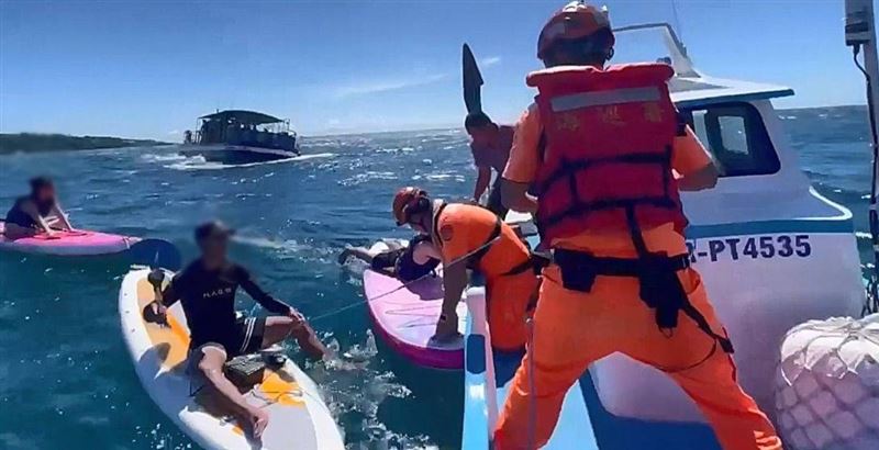 遭暗流帶到外海的12人全數平安返港。（圖／翻攝畫面）