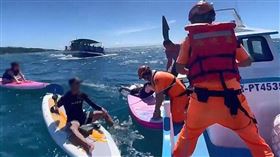 ▲小琉球安檢所人員9日出動救援SUP團，12人全數平安返港。（圖／翻攝畫面）
