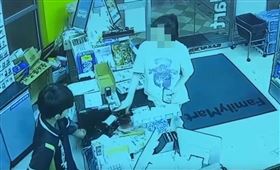 女鬧超商櫃台砸紅酒、啤酒噴店員臉　全家便利商店：絕不容忍。（圖／翻攝自threads）