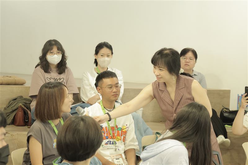 三立慈善基金會 副執行長王若庭(右)和學員親切互動。(圖/台灣青年文化創生協會提供)