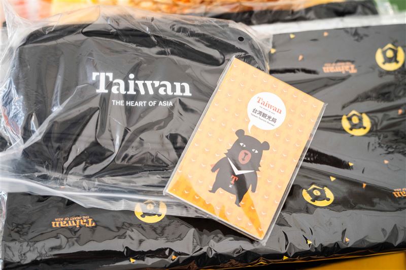「台灣觀光協會大阪事務所」贈繡有TAIWAN的隨身小袋子。（圖／文總提供）