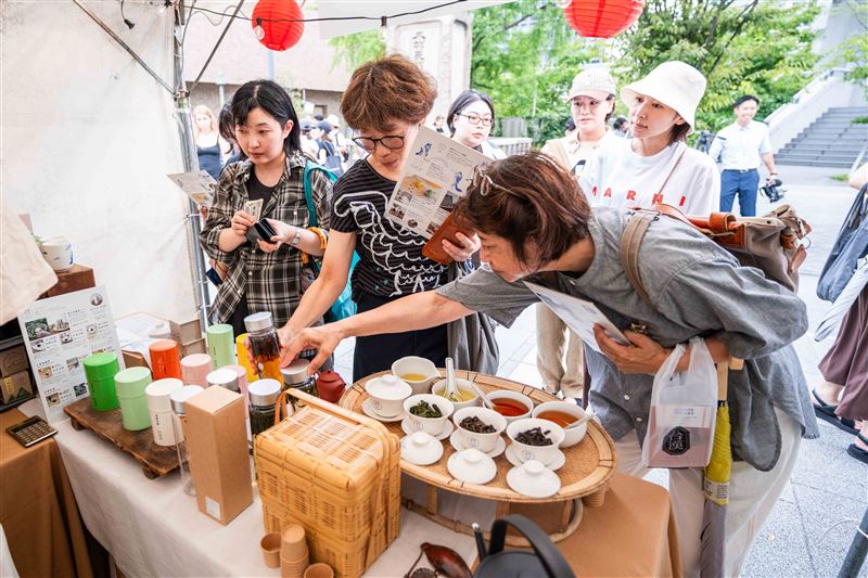 「琅茶」帶來的台灣茶吸引民眾駐足。（圖／文總提供）