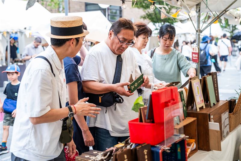 日本民眾對台灣工藝相當感興趣。（圖／文總提供）