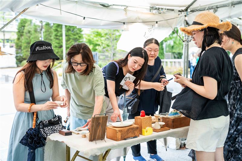 日本民眾對台灣工藝相當感興趣。（圖／文總提供）