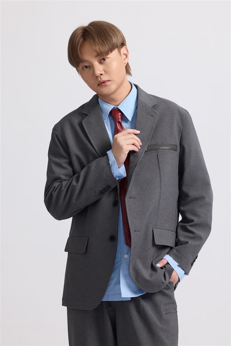 金曲歌王許富凱將在演唱會中表演自己的台語歌曲,並跨界與手語表演者合作。(圖/何樂音樂提供)