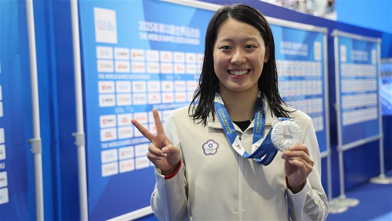 台灣游泳女將黃渼茜10日在2025年成都世運女子雙蹼50公尺項目,游出21秒33收下銀牌。(圖/中華奧會提供)
