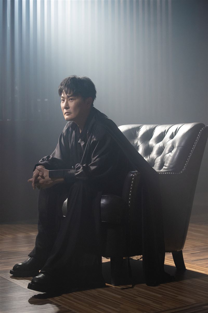 張信哲〈共犯〉MV耗資近千萬,以電影規格製作。(圖/潮水音樂提供)