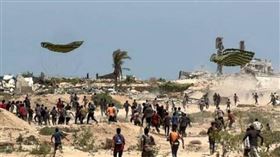 加薩一名15歲男孩去搶物資時，被空投援助包裹意外壓死。（圖／翻攝自X）