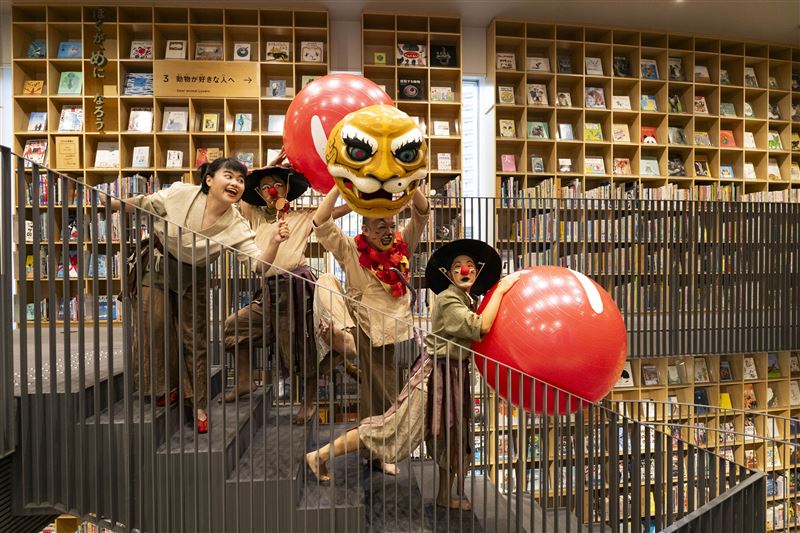野孩子肢體劇場演繹的《虎姑婆》除喚起在日台人的童年回憶,也讓日本大小朋友透過默劇更融入故事情境。(圖/文化部提供)