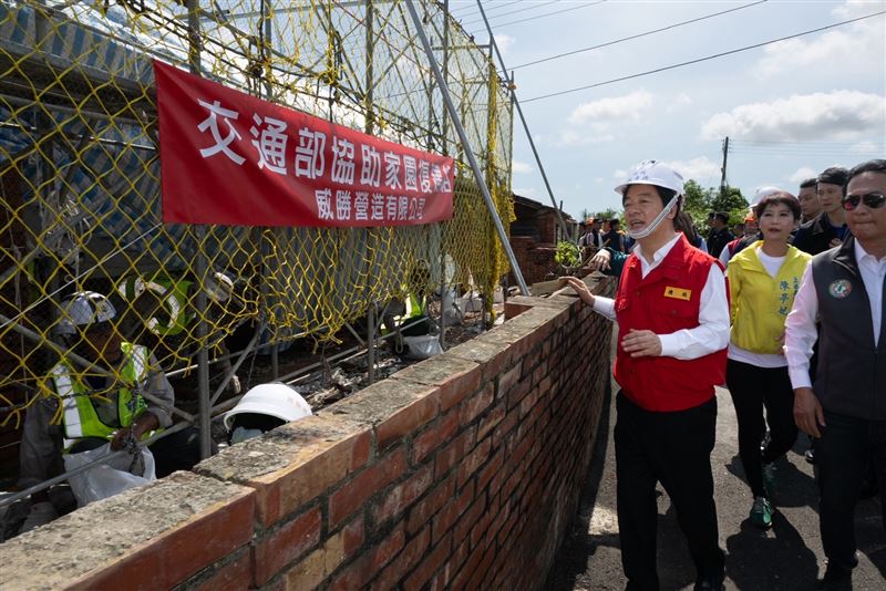 總統賴清德昨(9)日視察雲嘉南災後重建復原前進指揮所,並到佳里等處關心修復民宅狀況。(圖/總統府提供)