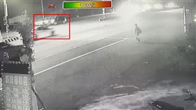 行人被車撞瞬間。（圖／翻攝畫面）