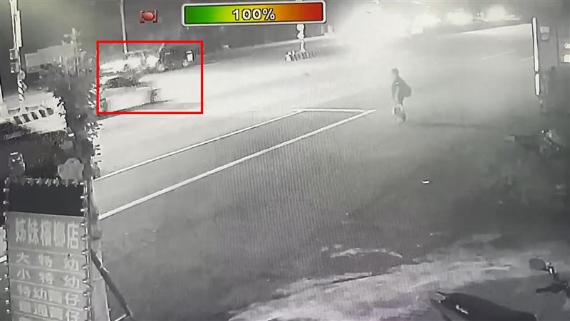 行人被車撞瞬間。(圖/翻攝畫面)
