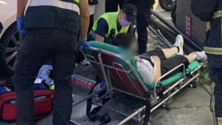 被砸傷的男子準備送醫。（圖／翻攝畫面）