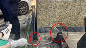男子遭斷裂倒塌的路燈砸到準備送醫。（圖／翻攝畫面）