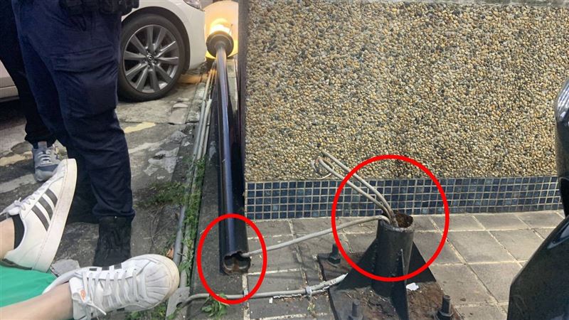 路燈斷裂倒塌砸中步行經過的1名男子。（圖／翻攝畫面）