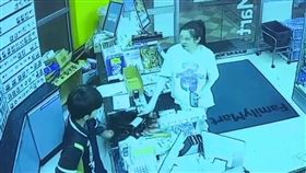 ▲台中超商紅酒裝袋爭執失控，女顧客怒砸酒瓶割傷店員。（圖／翻攝畫面）
