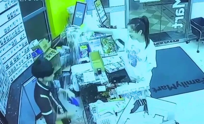 馬尾女砸完紅酒瓶,又買罐啤酒狂搖對男店員狂噴,十分囂張。(圖/翻攝畫面)