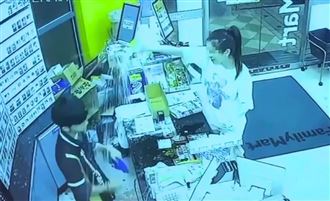 全家店員好可憐！網翻最狂女客噁心影片