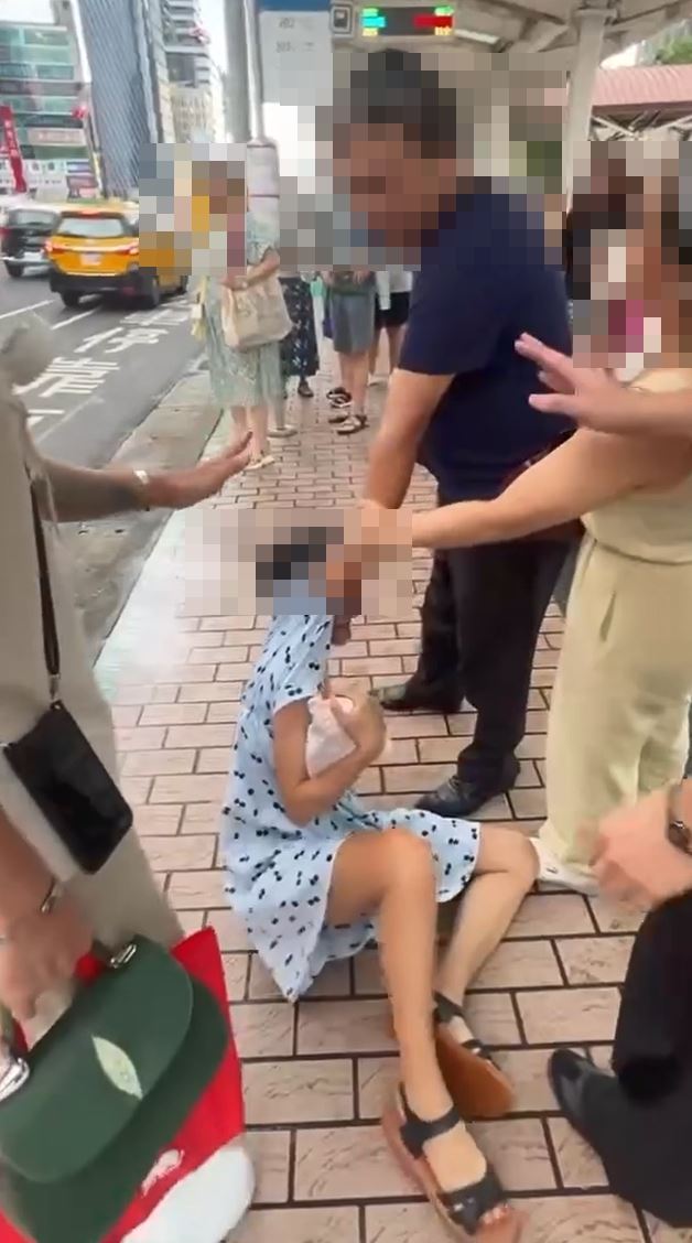 熱心民眾阻止男子痛毆拖行其妻並報警求助。(圖/翻攝畫面)