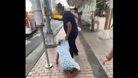 男子以傘痛毆其妻還拖行。（圖／翻攝畫面）