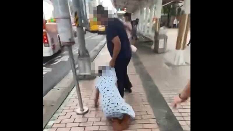 惡劣男子在北車旁公車站痛毆拖行其妻。(圖/翻攝畫面)