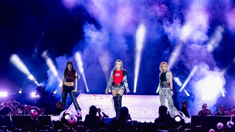 直擊／天團2NE1登台中　唱中文歌粉絲淚崩