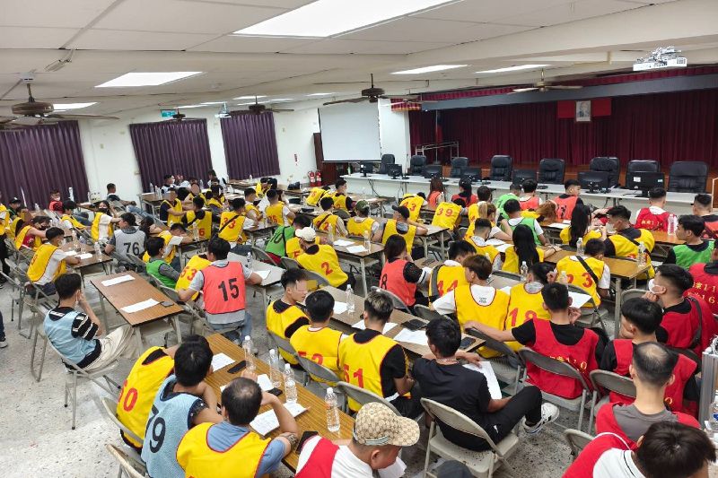 台南市政府警察局第五分局10日凌晨前往轄內一間音樂會館掃蕩毒趴，攻堅逮捕107人，多數為越南籍移工，帶回警局禮堂暫時安置。（讀者提供）