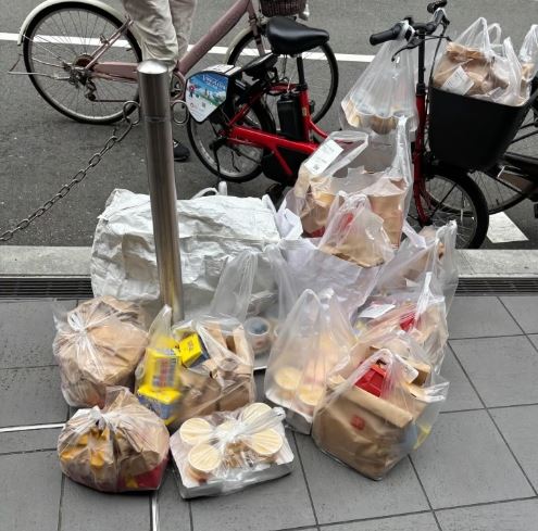 打包的麥當勞餐點堆在路邊沒人要，變成垃圾堆。(圖／翻攝ｘ)