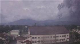 鹿兒島縣和宮崎縣交界地區的霧島連山的新燃岳火山噴發，火山灰柱最大高度達3000米。（圖／央視新聞）