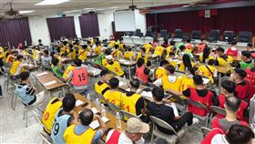 音樂會館掩護開毒趴　台南警逮多名越南移工台南市政府警察局第五分局10日凌晨前往轄內一間音樂會館掃蕩毒趴，攻堅逮捕107人，多數為越南籍移工，帶回警局禮堂暫時安置。（讀者提供）中央社記者楊思瑞台南傳真　114年8月10日