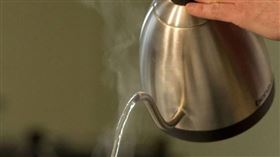 熱水挑戰釀成悲劇，賓州9歲童頸胸二度燙傷，兇手竟是同住的親哥哥。（示意圖／Pixabay）