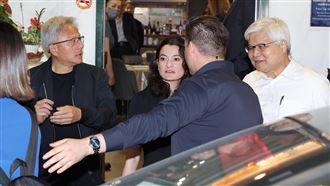 女兒實習5年升總監　黃仁勳：超越父母