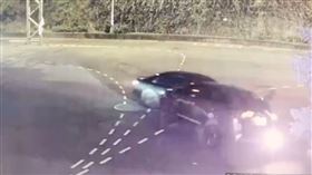 新北中和區今（10）日凌晨發生一起死亡車禍，撞擊畫面曝。（圖／翻攝畫面）