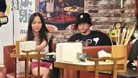 今年6月，陳零九（右）和啾啾（左）就曾被目擊在餐廳吃飯約會。（翻攝自fz_rainonslope Thread）