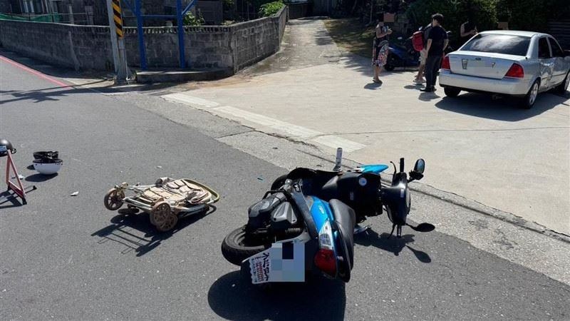 妻子胸前背著5月個大的兒子；撞擊導致騎車的一家三口人車倒地；男嬰傷重不治。（圖／翻攝畫面）