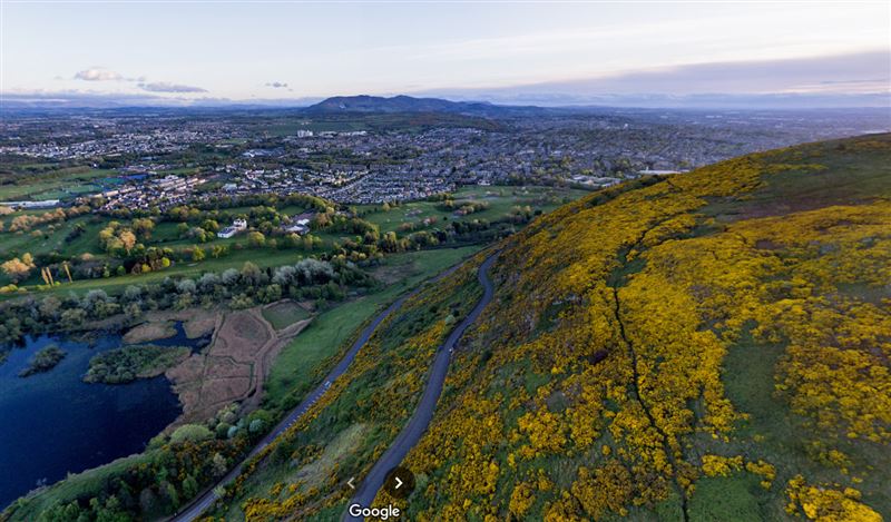 「亞瑟王座」(Arthur's Seat)爆發野火且迅速燃燒。(圖/翻攝自google maps)
