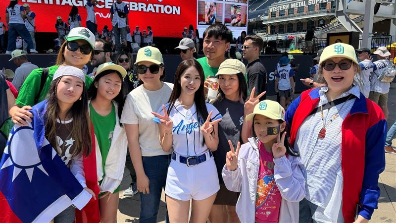 Fubon Angels成員禾羽和僑胞合影。(圖/承信運動行銷提供)